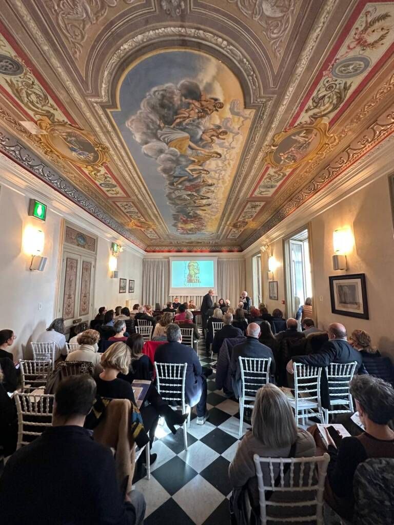 La sala affrescata di Villa Nobel durante un convegno