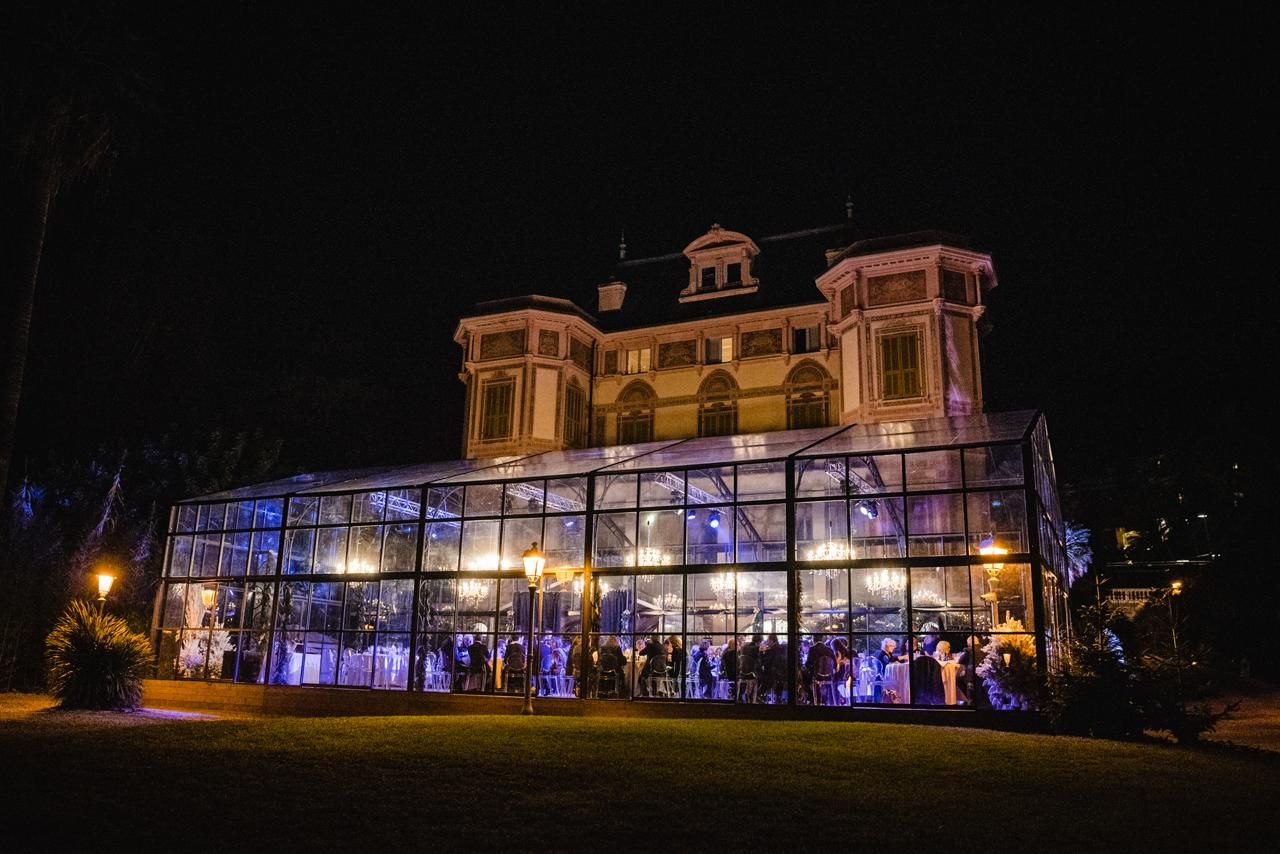 La sala di vetro nel giardino di Villa Nobel, di sera